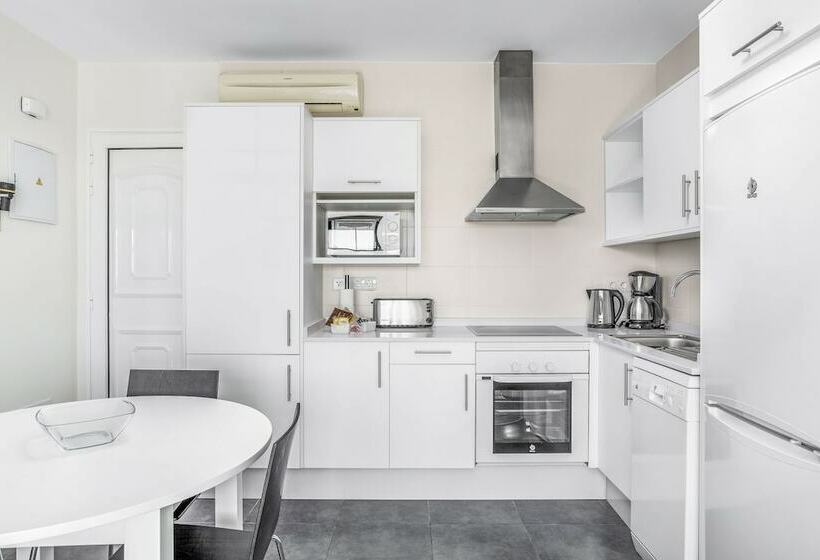 شقة غرفة واحدة, Club del Carmen