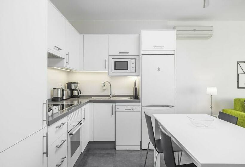 شقة غرفتين, Club del Carmen