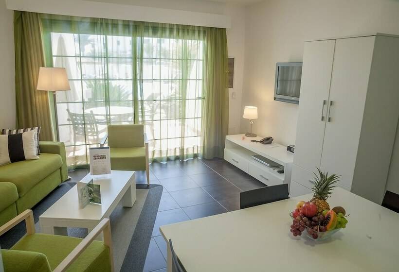 شقة غرفتين, Club del Carmen