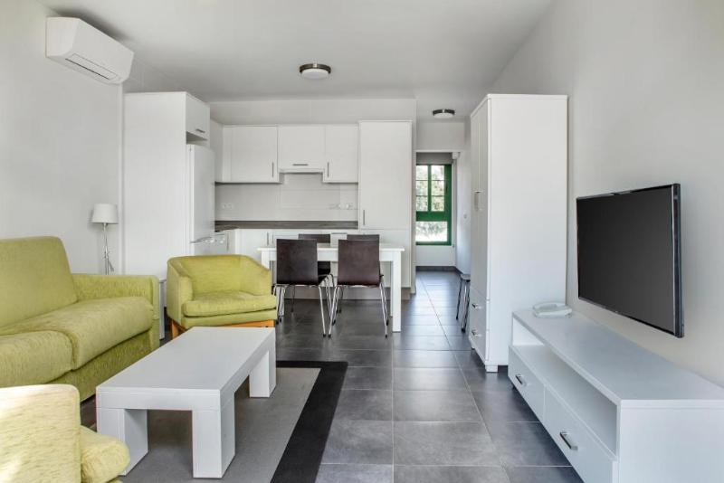 شقة غرفتين, Club del Carmen