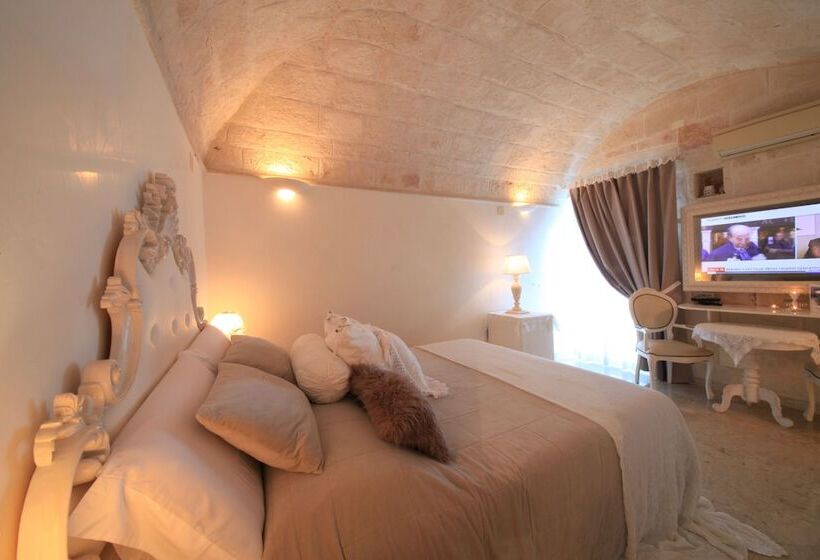 מיטת קינג בסוויטה, Bellavista Suites