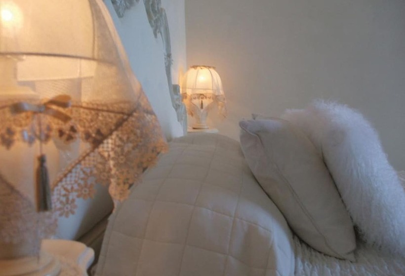 מיטת קינג בסוויטה, Bellavista Suites