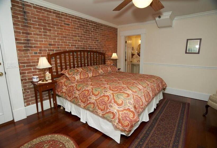 带大床的标准间, Christopher Dodge House