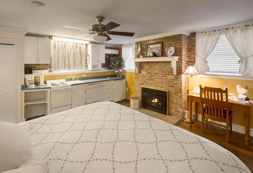 带大床的标准间, Christopher Dodge House