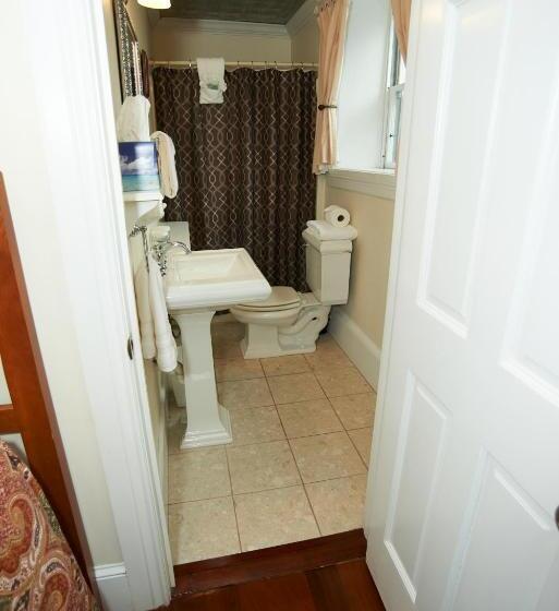 标准间, Christopher Dodge House