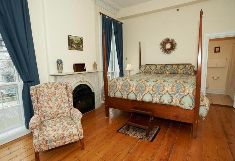 带大床的标准间, Christopher Dodge House