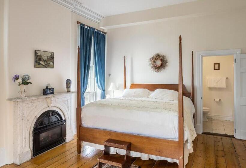 带大床的标准间, Christopher Dodge House