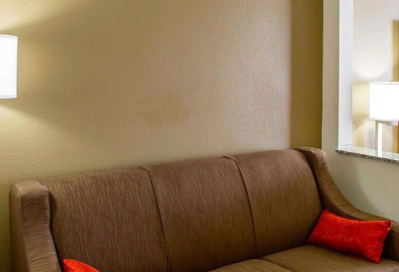 מיטת קינג בסוויטה, Comfort Inn & Suites Coralville  Iowa City Near Iowa River Landing