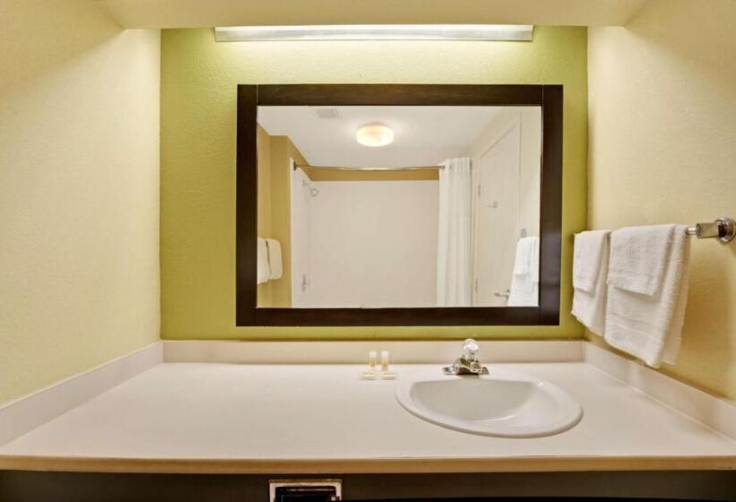 带大床的标准间, Days Inn & Suites By Wyndham Desoto