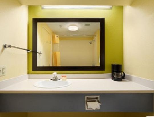 带大床的标准间, Days Inn & Suites By Wyndham Desoto