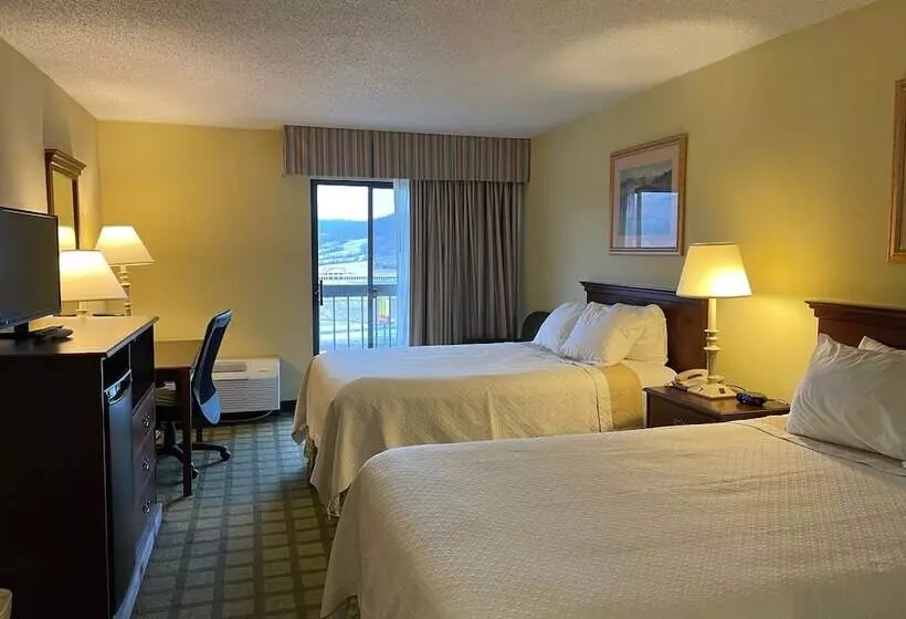 ２ダブルベッドのスタンダードルーム, Days Inn & Suites By Wyndham Sutton Flatwoods