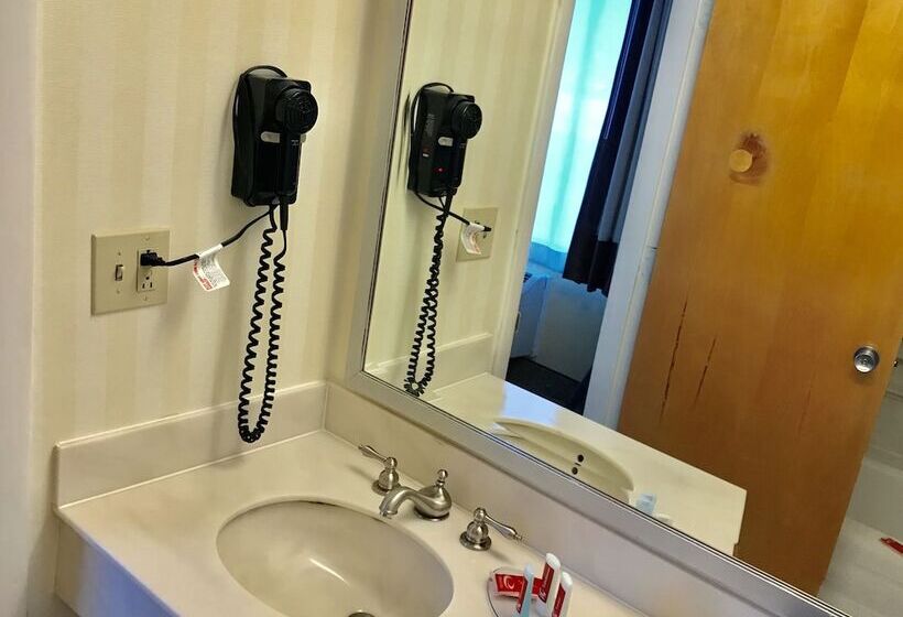 غرفه قياسيه سريرين مزدوجين, Econo Lodge Lakes Region