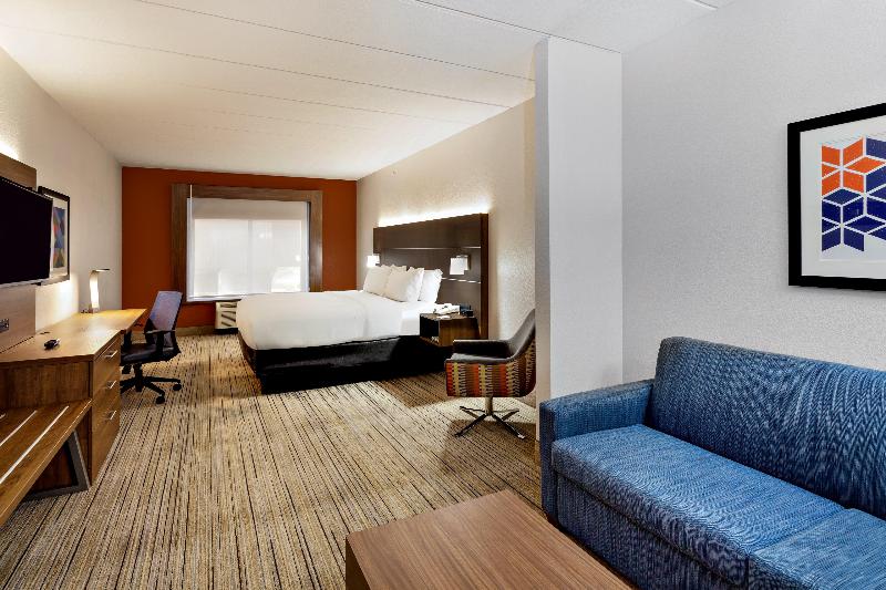מיטת קינג בסוויטה, Holiday Inn Express Hotel & Suites Inverness, An Ihg