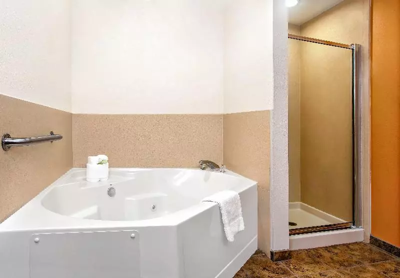 キングサイズベッドのスイートルーム, Holiday Inn Express Hotel & Suites Inverness, An Ihg