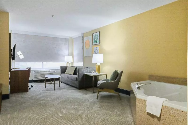 سوئیت با تخت بزرگ, Holiday Inn Quincy, An Ihg