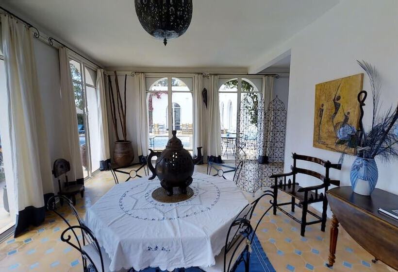 غرفة قياسية مطلّة علي حمام السباحة, Villa Daba