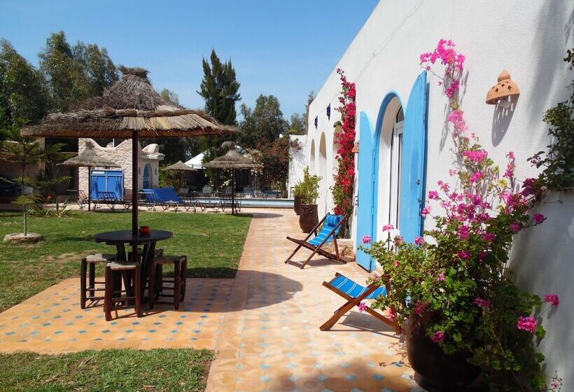 غرفة قياسية مطلّة علي حمام السباحة, Villa Daba