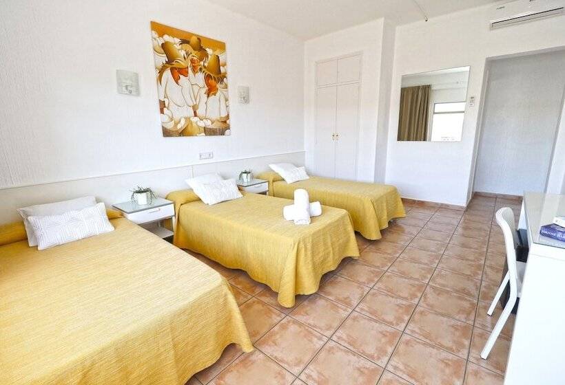 اتاق استاندارد سه تخته با بالکن, Hsr Gil