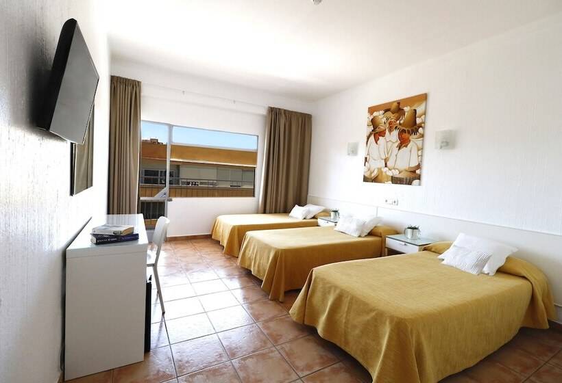 اتاق استاندارد سه تخته با بالکن, Hsr Gil