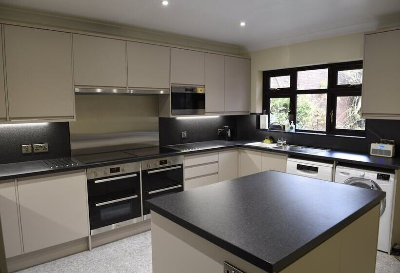 غرفة سوبيريور, Toothbrush Rooms At Lattice Lodge   Guest Kitchen & Ev Recharging