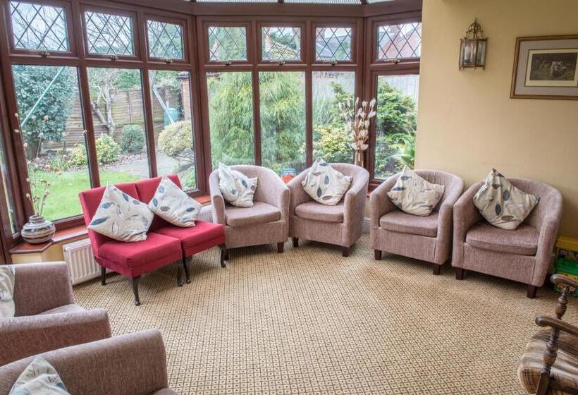 جناح ديلوكس سرير كينج, Toothbrush Rooms At Lattice Lodge   Guest Kitchen & Ev Recharging