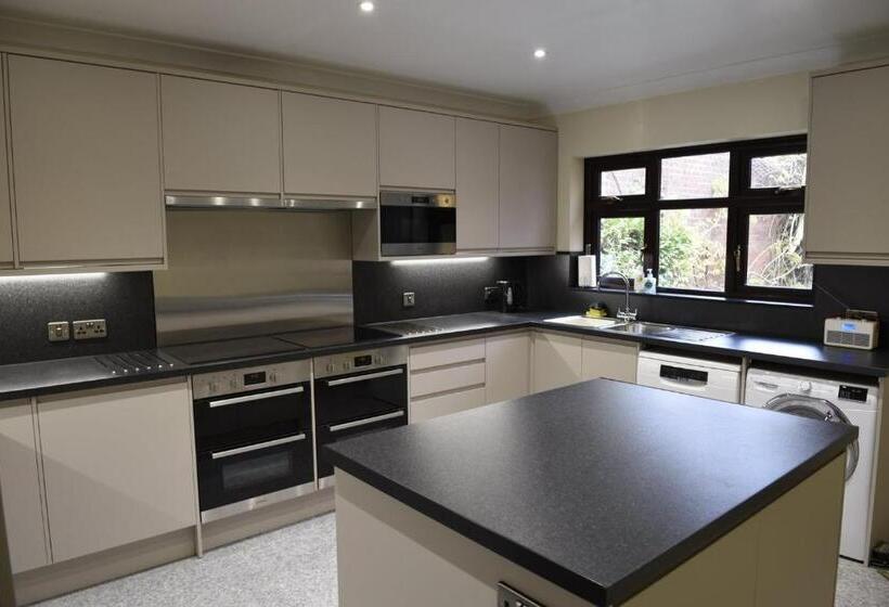 غرفة أساسية, Toothbrush Rooms At Lattice Lodge   Guest Kitchen & Ev Recharging