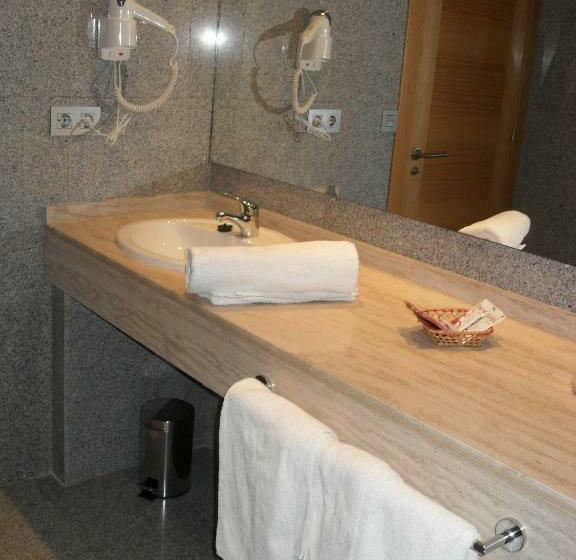 标准三人间, Palacio De Asturias