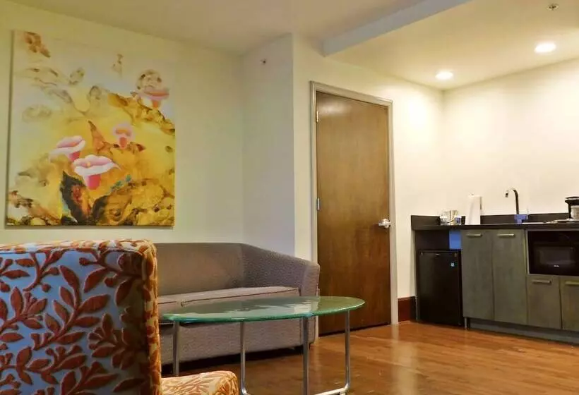 キングサイズベッドのスイートルーム, The Tudor Arms Hotel Cleveland   A Doubletree By Hilton