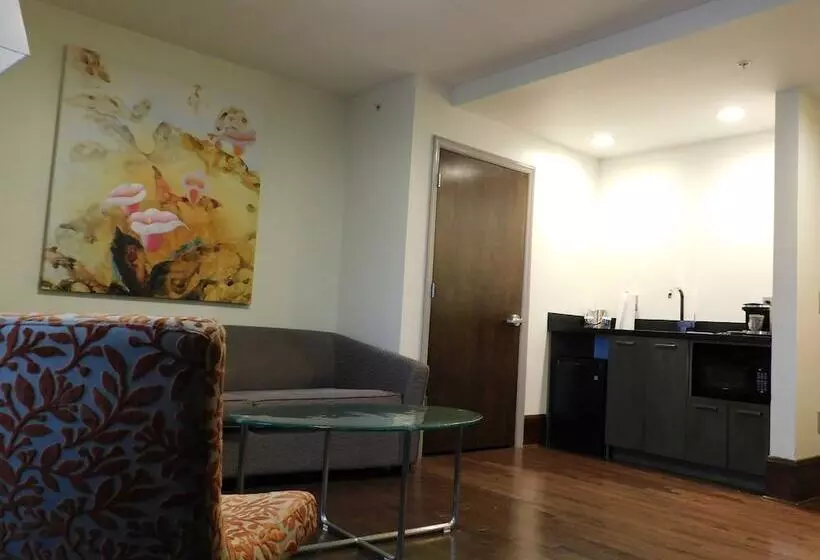 キングサイズベッドのスイートルーム, The Tudor Arms Hotel Cleveland   A Doubletree By Hilton