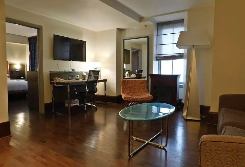 キングサイズベッドのスイートルーム, The Tudor Arms Hotel Cleveland   A Doubletree By Hilton