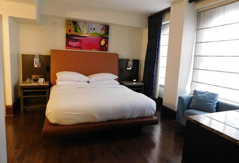 Люкс Кровать Кинг, The Tudor Arms Hotel Cleveland   A Doubletree By Hilton
