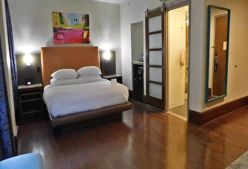 キングサイズベッドのスタンダードルーム, The Tudor Arms Hotel Cleveland   A Doubletree By Hilton