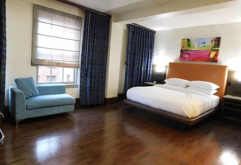 キングサイズベッドのスタンダードルーム, The Tudor Arms Hotel Cleveland   A Doubletree By Hilton
