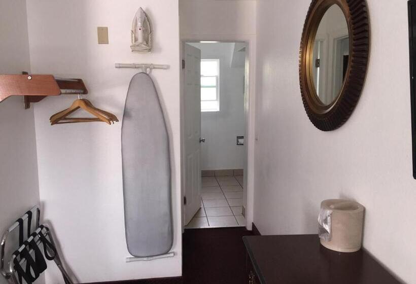 غرفة عائلية, Westward Inn