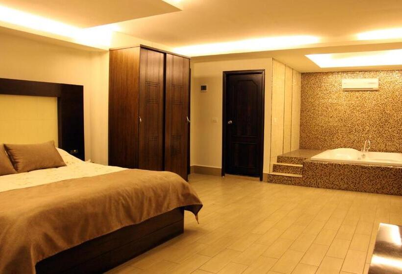 سوییت لوکس, Lamedina Hotel & Resort