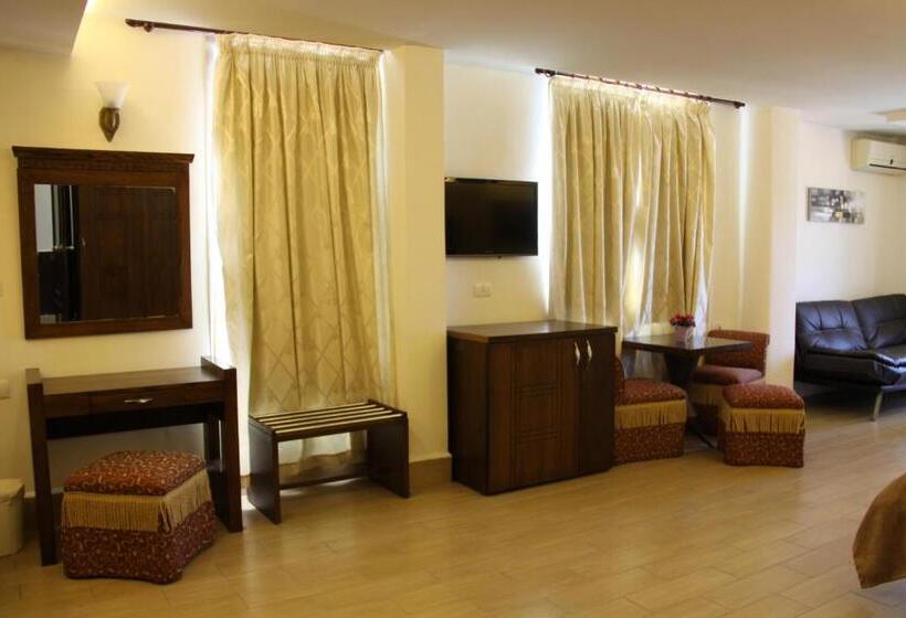 سوییت لوکس, Lamedina Hotel & Resort