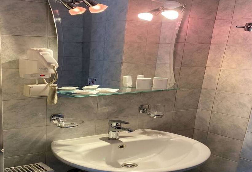 이코노미 룸, Milos Villas