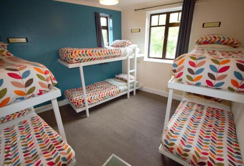 מיטה בחדר משותף, Inverness Student