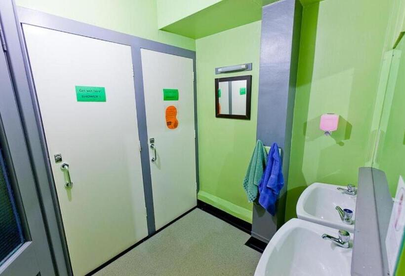 מיטה בחדר משותף, Inverness Student