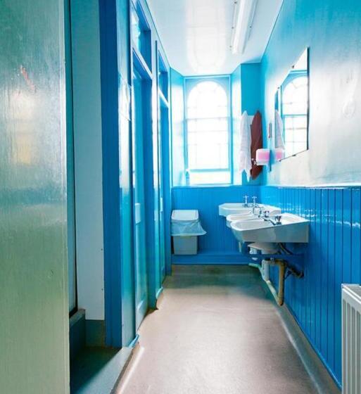 מיטה בחדר משותף, Inverness Student