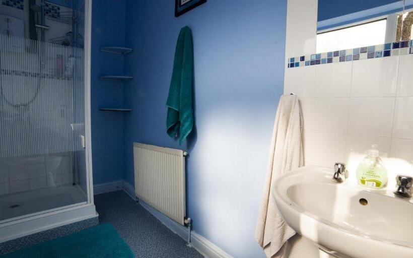 バス共有のスタンダードルーム, Russell Scott Backpackers Sheffield