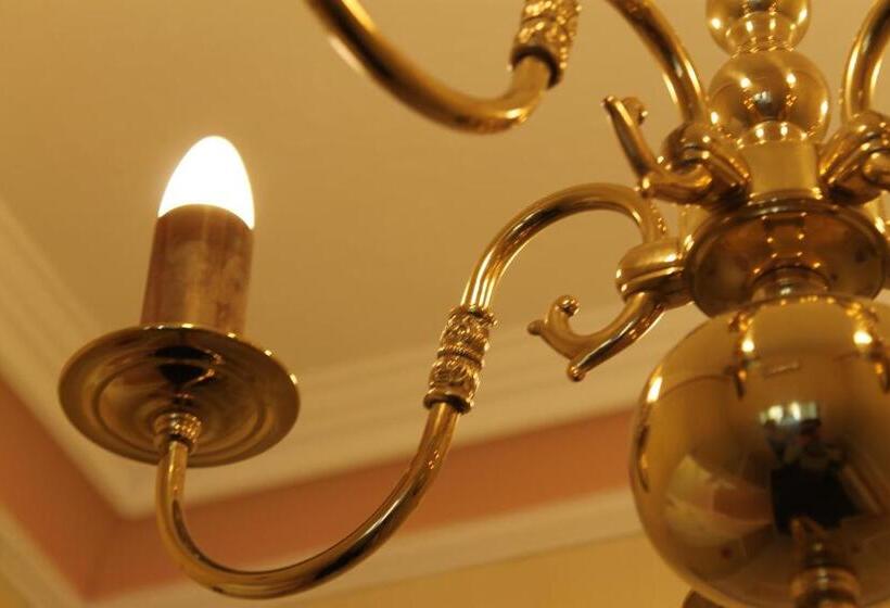 패밀리 룸, Bail House