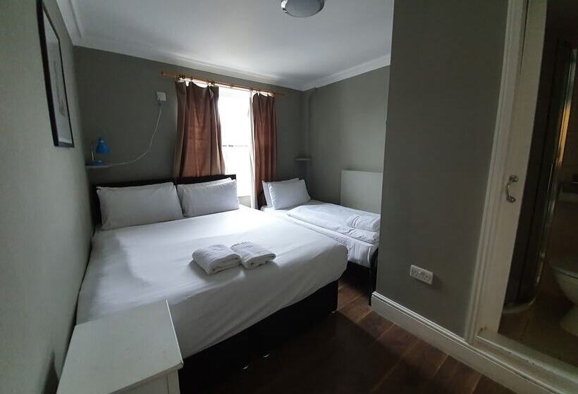 标准三人间, Ebury House