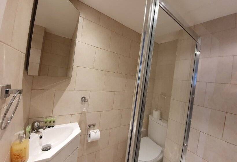 Семейный Номер, Ebury House