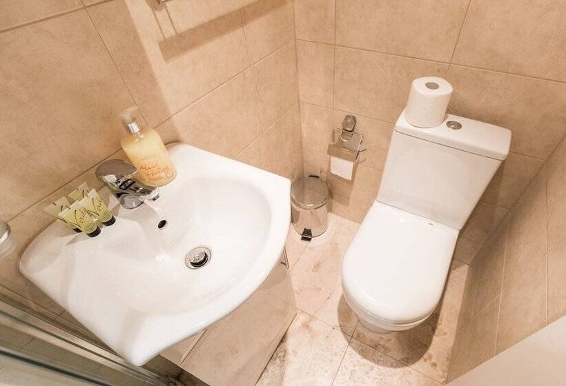 标准三人间, Ebury House