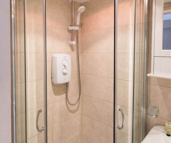 标准三人间, Ebury House