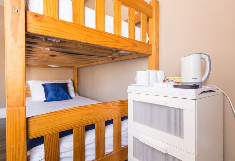 标准三人间, Ebury House