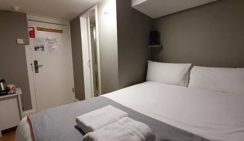 اتاق اکونومی, Ebury House