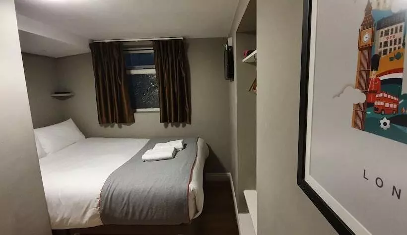 اتاق اکونومی, Ebury House