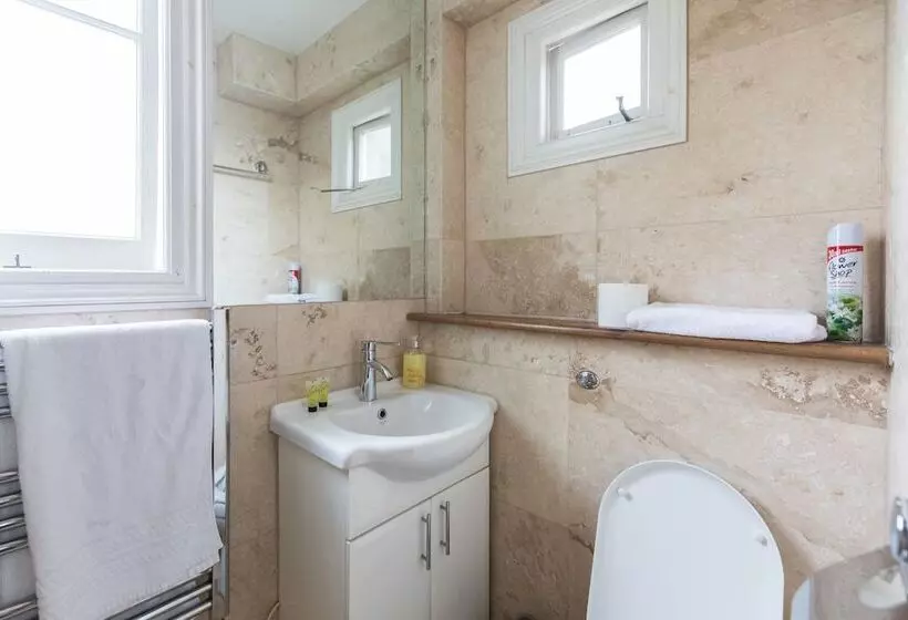 Economy Triple Room, Ebury House